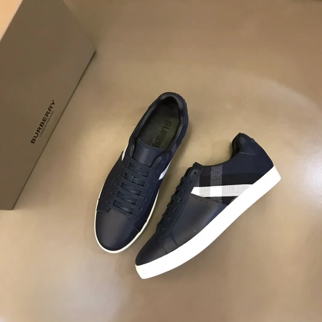 ¥380▫️B’s men’s classic low-top sneakers are reinterpreted in Vintage plaid cotton and cowhide materials, and decorated with a new brand logo. First-layer cowhide lining, embossed Burberry logo on the heel, and original TPU outsole! 38-44 (45 customized)